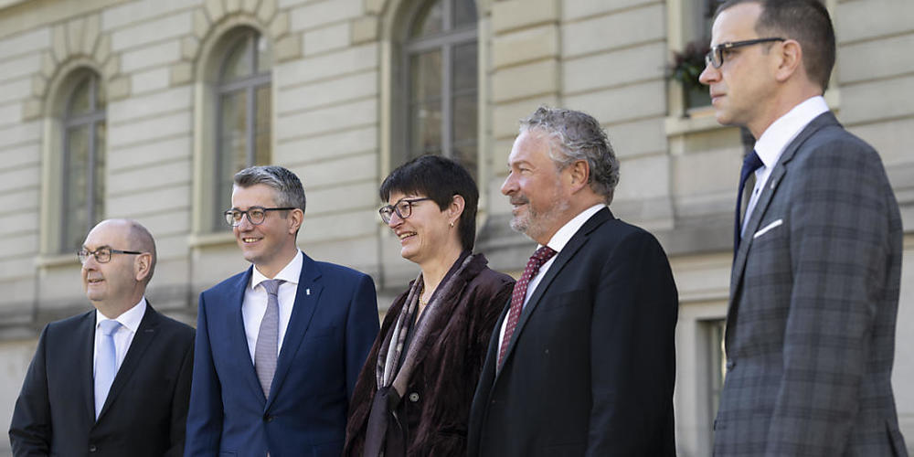 Der Glarner Regierungsrat mit Kaspar Becker-Zünd (Die Mitte), Landesstatthalter Benjamin Mühlemann (FDP), Frau Landammann Marianne Lienhard (SVP), Andrea Bettiga (FDP) und Markus Heer (SP) (von links) posiert für ein Gruppenbild bei den Gesamterne...
