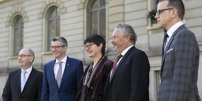 Der Glarner Regierungsrat mit Kaspar Becker-Zünd (Die Mitte), Landesstatthalter Benjamin Mühlemann (FDP), Frau Landammann Marianne Lienhard (SVP), Andrea Bettiga (FDP) und Markus Heer (SP) (von links) posiert für ein Gruppenbild bei den Gesamterne...
