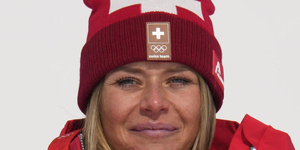 Eine emotionale Corinne Suter bei der Siegerehrung. Peking ist der Höhepunkt ihrer Karriere, die vor drei Jahren so richtig Fahrt aufgenommen hat