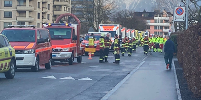 Feuerwehr und Ambulanz mussten zum Hallenbad des Schulhauses Seefeld in Lachen ausrücken. 