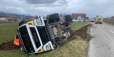Am Dienstagnachmittag kippte ein Lastwagen bei Altikon auf die Seite, dabei wurde der Fahrer mittelschwer verletzt und musste ins Spital gebracht werden.
