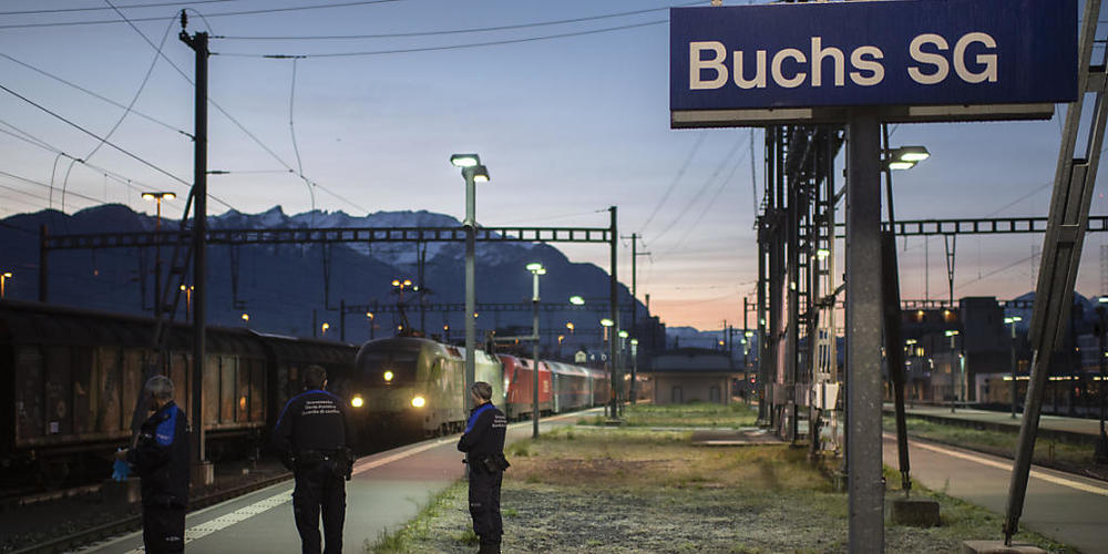 Wegen der vielen Flüchtlinge, die jeweils am Bahnhof Buchs illegal in die Schweiz einreisen, braucht es im Kanton St. Gallen zusätzliche Plätze in Asylzentren. (Archivbild)