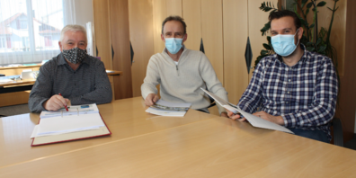 Von links: Gemeindepräsident Roland Wälter, Leiter Steueramt Bruno Holenstein und Finanzverwalter Joël Zünd sind zufrieden mit den Zahlen.