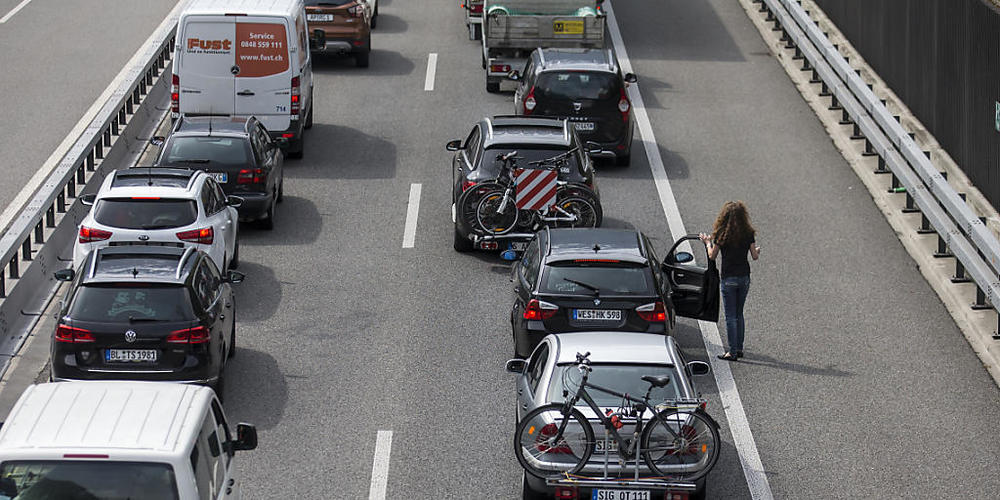 Bei Staus auf der A13 im Bündner Rheintal ergiesst sich der Umfahrungsverkehr in die anliegenden Dörfer. (Symbolbild)