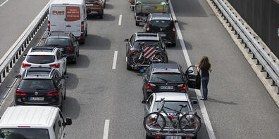 Bei Staus auf der A13 im Bündner Rheintal ergiesst sich der Umfahrungsverkehr in die anliegenden Dörfer. (Symbolbild)