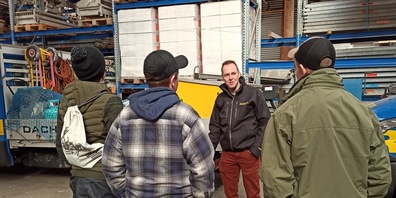 Beim Rundgang mit Fabian Lendi erhalten die Jugendlichen Einblick in den Lehrbetrieb Riget.