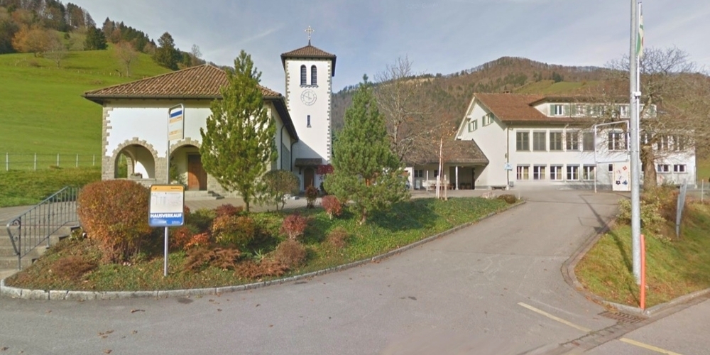 Das ehemalige Schulhaus Hintergoldingen (r.) wird zurzeit für 2,28 Millionen Franken saniert. (Archivbild)