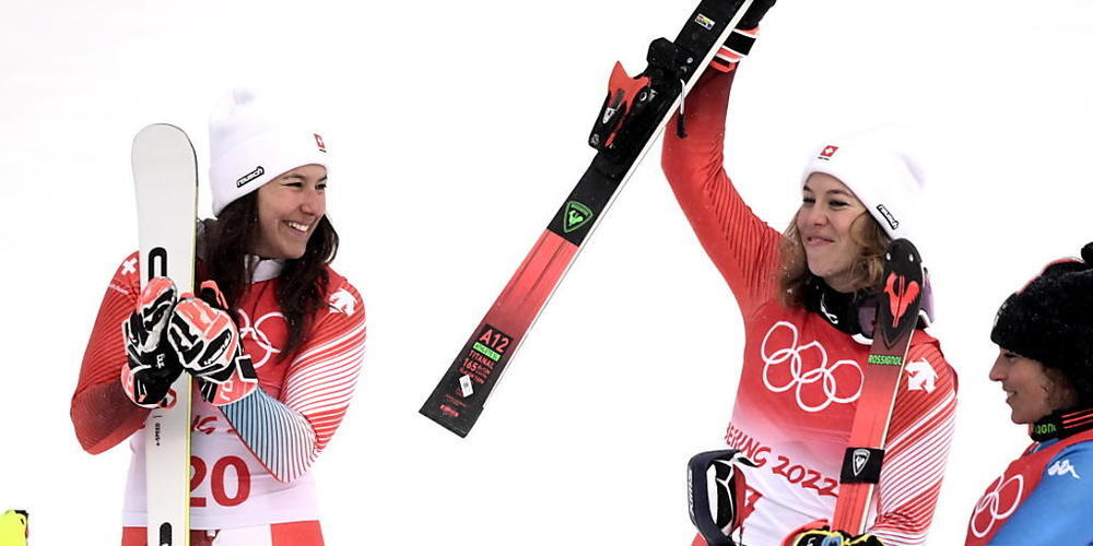 Olympiasiegerin Michelle Gisin jubelt, links strahlt Wendy Holdener, rechts Bronzemedaillen-Gewinnerin Federica Brignone