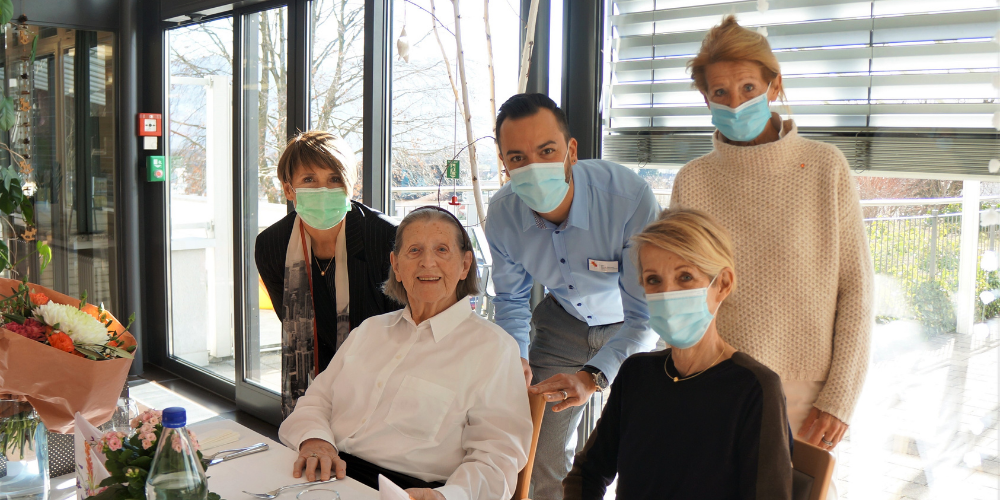 Umgeben von ihren Töchtern empfängt Frau Hutter-Rohner die Gratulationen der Gemeindepräsidentin und des Zentrumsleiters. 