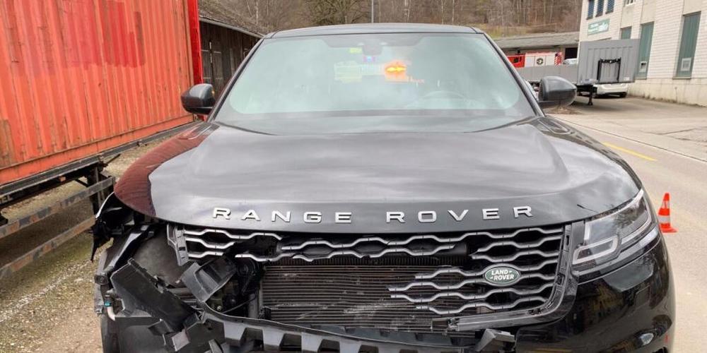 Bei der Kollision zwischen diesem Auto und einem Motorrad wurde die 16-jährige Motorradlenkerin verletzt und es entstand erheblicher Sachschaden.