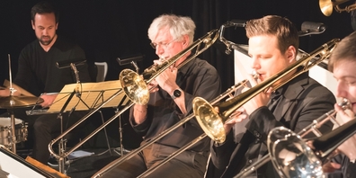 Nach seinem Sabbatical steht wieder Martin Winiger am Trigger und bereitet die Concert Big Band auf die monatlichen Fabrikkonzerte vor.