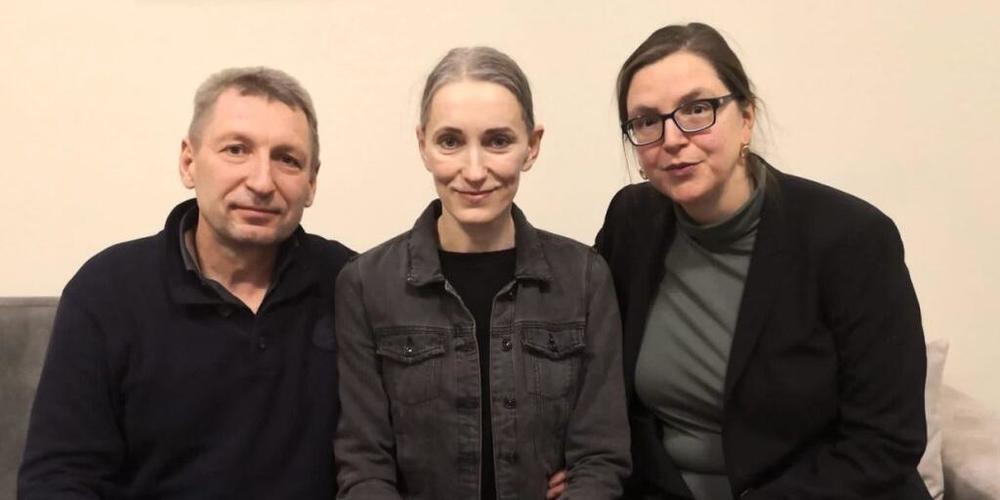 Natallia Hersche (Mitte) mit ihrem Bruder und der Schweizer Botschafterin in Belarus, Christine Honegger.