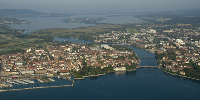 Konstanz und die Reichenau von Osten. An der Engstelle zwischen Ober- und Untersee entstand mit Konstanz das wirtschaftliche Zentrum bis ins 15. Jahrhundert. 