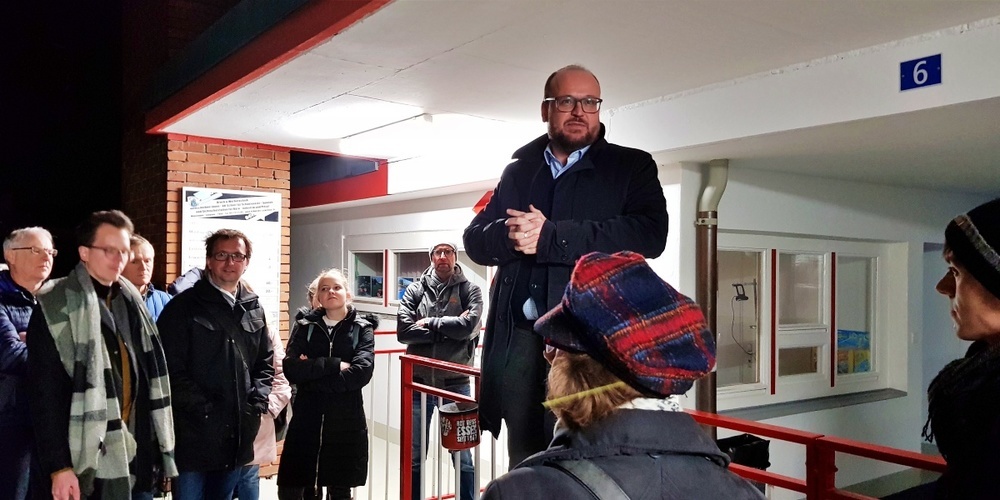 Stadtpräsident Martin Stöckling vor der Führung durchs Schwimmbad Lido. 