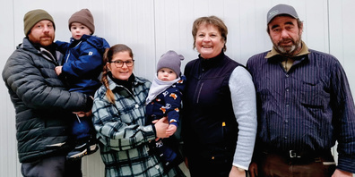 Die Familie Eggenberger. Andreas jun. (v.l.) mit Ronny, Ladina mit Fluri und Lea mit ihrem Mann Andreas sen. 