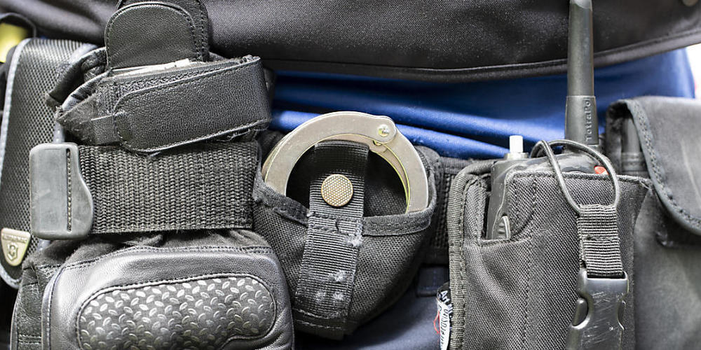 Polizisten der Stadtpolizei Zürich und der Kantonspolizei Zürcher erwischten am Donnerstagabend drei Jugendliche, die kurz vorher andere Jugendliche überfallen hatten. (Symbolbild)