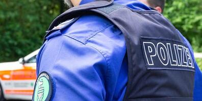 Nach kurzer Fahndung hat die Kantonspolizei St. Gallen zusammen mit einer Patrouille des Bundesamts für Zoll und Grenzsicherheit zwei mutmassliche Sprayer angehalten. (Symbolbild)