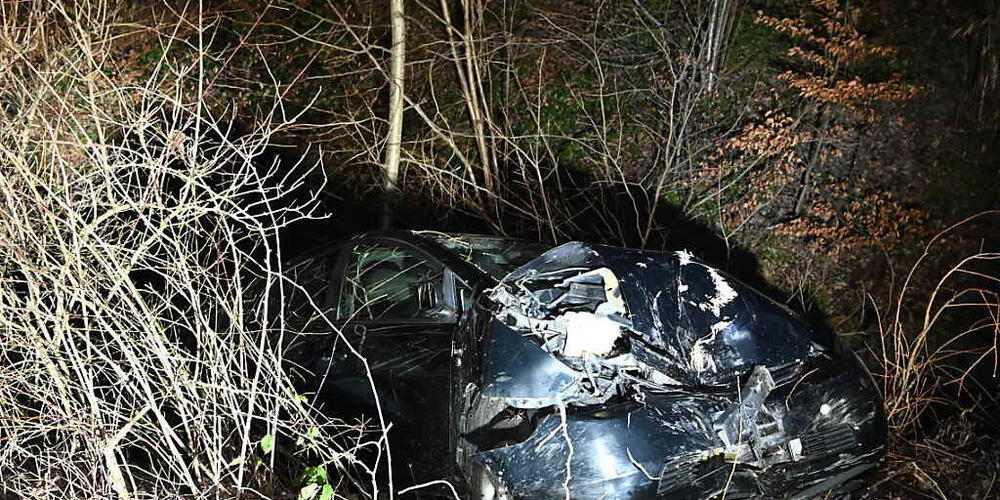 Der 41-jährige Fahrer konnte nach dem Unfall selbstständig aus dem Autowrack befreien und den Notruf wählen.