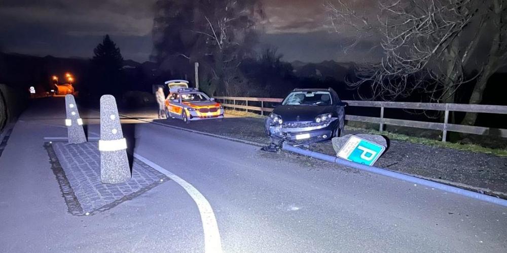 In Marbach SG ist am Sonntag das Auto eines 35-Jährigen in eine Strassenlaterne geprallt.