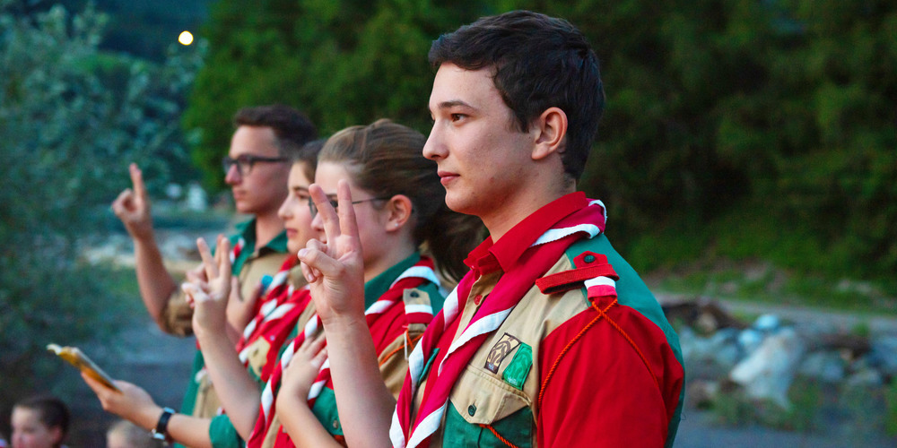 Heute bekennen Pfadfinder Farbe.  Zum Gedenken an den Gründer der Pfadfinderbewegung tragen sie die Pfadikrawatte im Alltag.