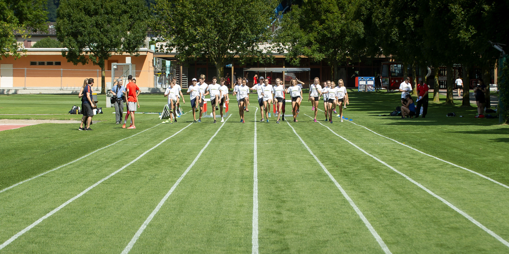 Junge Athleten trainieren auf der Sportanlage in Tenero.