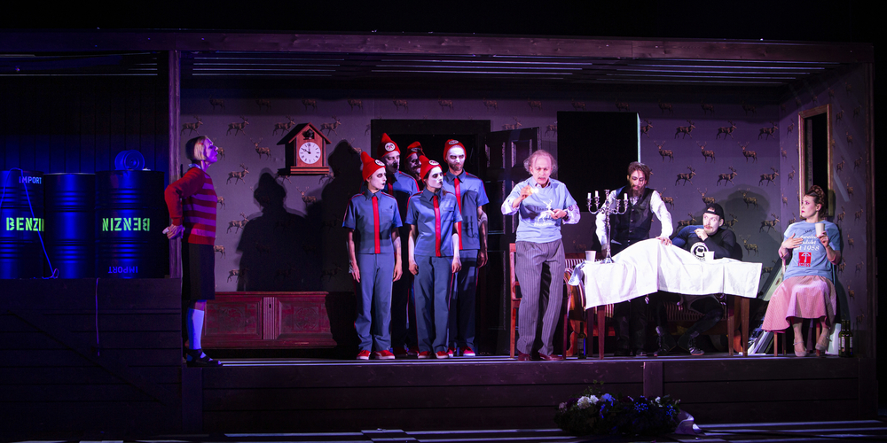 Ensemble mit Diana Dengler als Biedermann