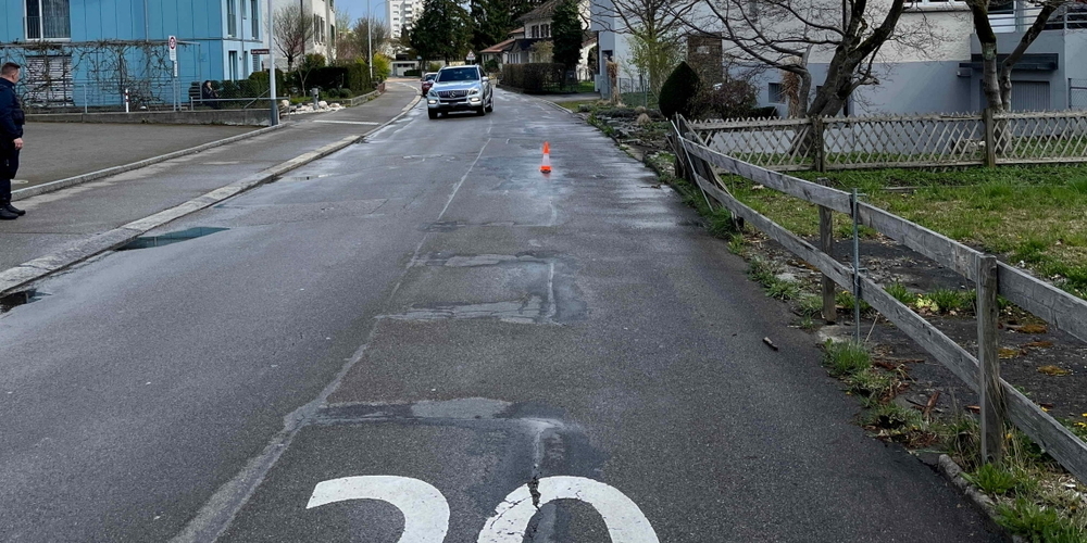 Der Velofahrer wurde unbestimmt verletzt - die Polizei sucht Zeugen. 