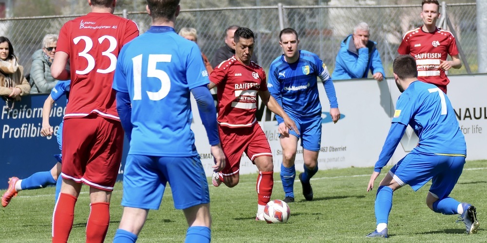 Der ballführende Sidinei de Oliveira spielte seine ganze Routine aus und war Taktgeber im Mittelfeld