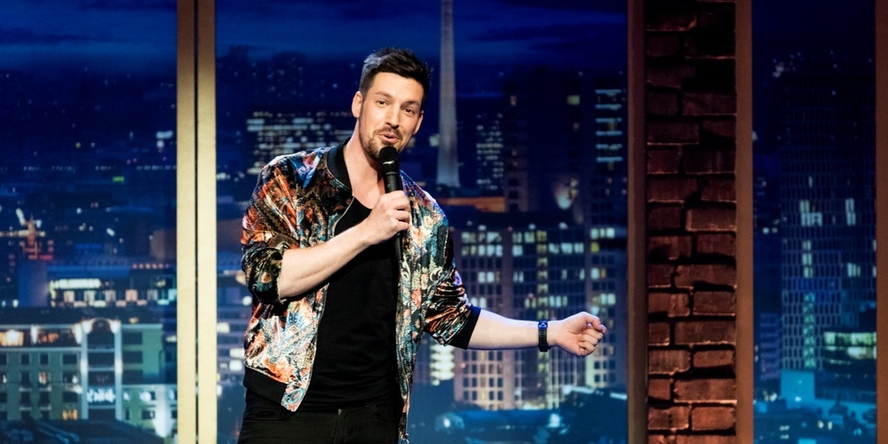 In seinem zweiten Comedy-Solo «Bla Bla Land» zeigt der Rapperswil-Joner Comedian Frank Richter, wie aus Alltagsdramen Humor generiert werden kann.