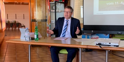 Der Uzner Gemeindepräsident Diego Forrer während einer Medienkonferenz im April. (Archivbild)