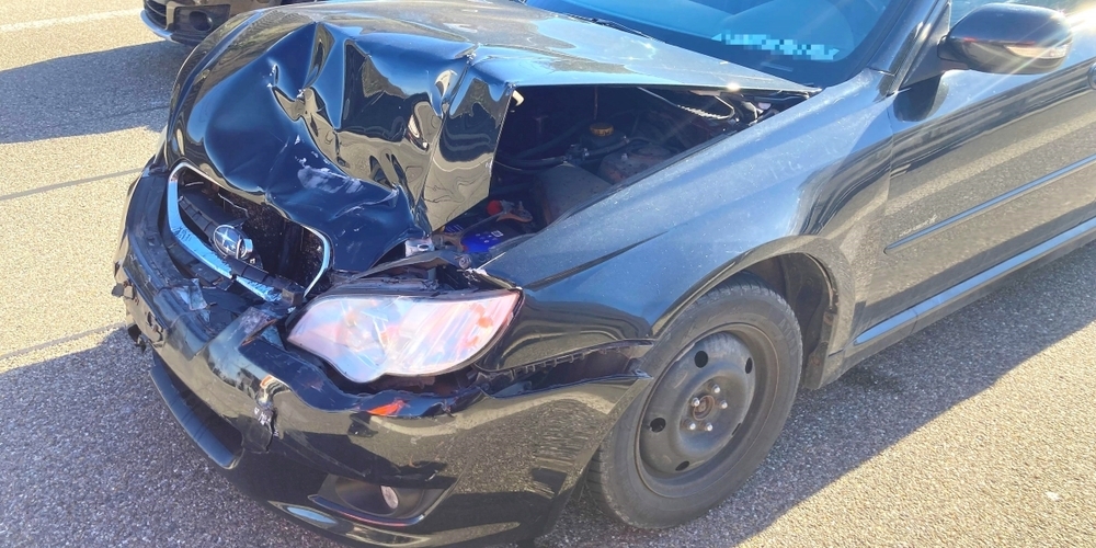 Im einspurigen Verkehr bemerkte der Lenker dieses Autos zu spät, dass das Auto vor ihm abbremsen musste.