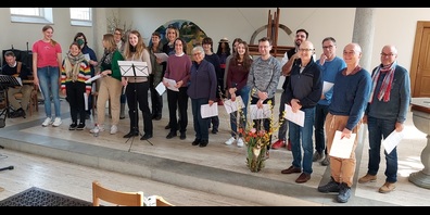 Sängerinnen und Sänger des Projektchores an einer Probe in der Stadtkirche.