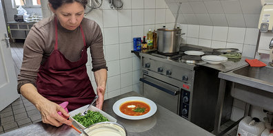 Letzte Handgriffe: Oksana richtet die Suppe an – das Dessert, ebenfalls traditionell ukrainisch, hat sie im Voraus gebacken.