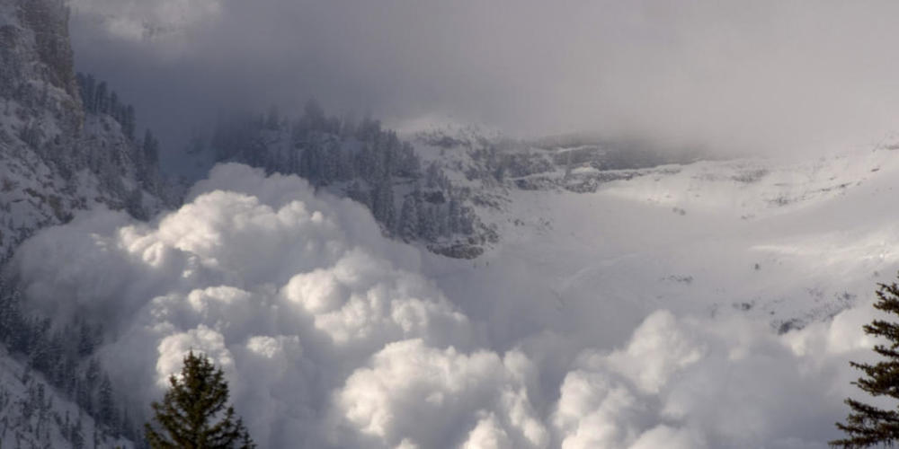 Im schneearmen Winter 2021/2022 sind weniger Personen als im Durchschnitt der letzten 20 Jahre von Lawinen erfasst worden. (Archivbild)