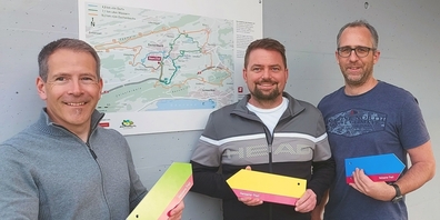 Die drei Initianten bei der Helsana-Trail-Starttafel am Dorftreff Eschenbach: (v.l.n.r.) Simon Ulrich, Claudio Roth und Simon Haag.