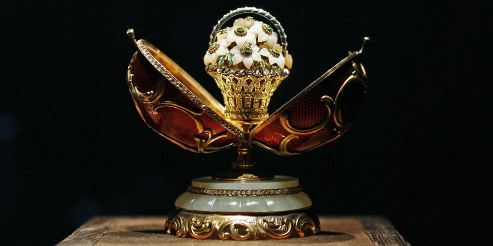 Ein wertvolles Prunkei mit gehaltvollem Inhalt: Fabergé-Eier kann man aufklappen und eine Überraschung darin finden.
