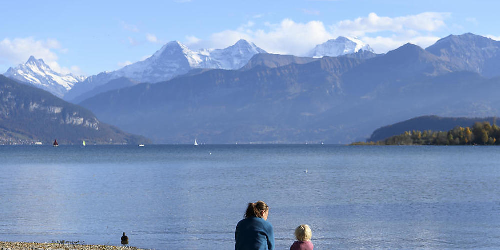 Menschen geniessen die Sonne am Thunersee. (Archivbild)