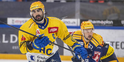 Der Davoser Topskorer Andres Ambühl (links) setzt sich für einmal durch