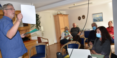 Remo Jucker informierte über das elektronische Patienten-Dossier, am Laptop Rita Schmid.