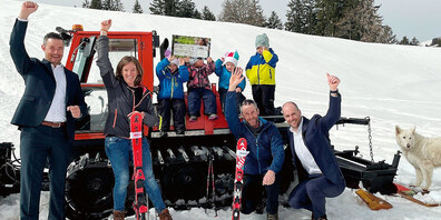 Remo Schwitter, Kundenberater Helvetia Region Prättigau, gemeinsam mit Sabine Mathis, Präsidentin Interessensgemeinschaft Skilift Stels,  und Ehemann Peter Mathis sowie Christian Spescha, Verkaufsleiter  Helvetia Generalagentur Graubünden, bei der Checkübergabe. 