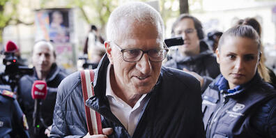 Der ehemalige Raiffeisen-Chef Pierin Vincenz (Mitte) erscheint zur Urteilseröffnung vor dem Zürcher Bezirksgericht.