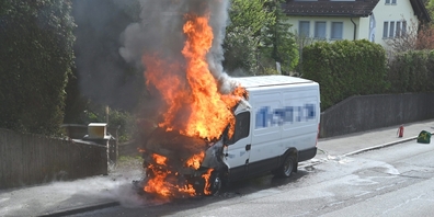 Wegen eines technischen Defekts begann der Motorraum des Lieferwagens zu brennen. Dieser wurde total beschädigt.