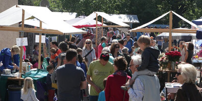 Der Wolfhauser Dorfmarkt bietet rund 40 Marktstände und einen Kinderflohmarkt.