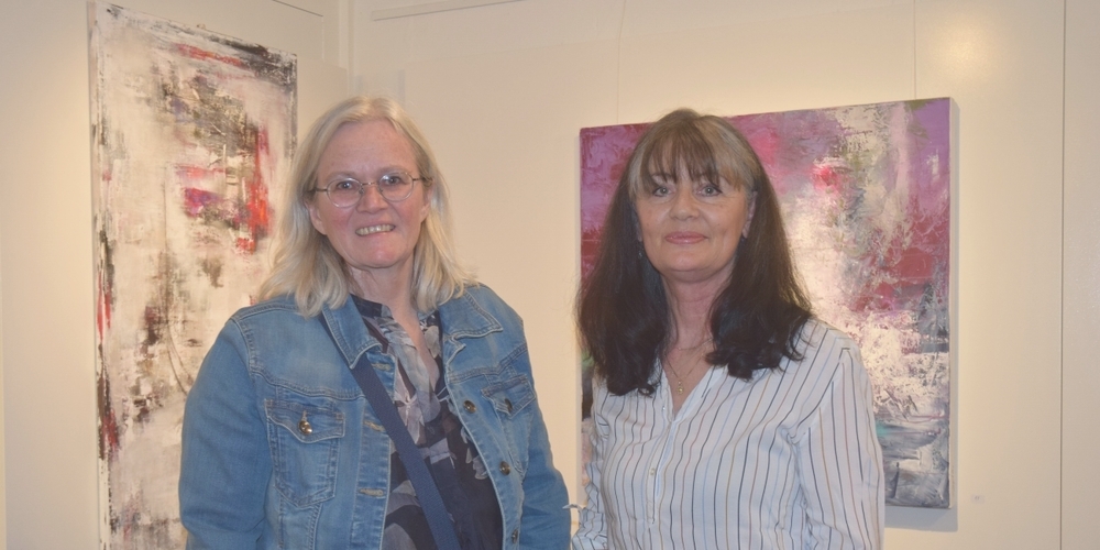 Carmen Müller (l.) und Sandra Raymann stellen bis 7. August 2022 gemeinsam im Museum Amden aus.