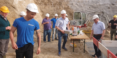 Markus und Max Mahler von der Bauherrschaft legten zusammen mit den engagierten Planern und Handwerkern den Grundstein für das neue Gebäude.