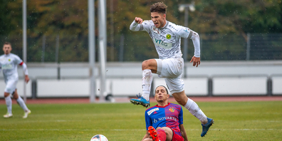 Der Brühler Angelo Campos lässt im Hinspiel Ende Oktober einen Basler Gegenspieler stehen.