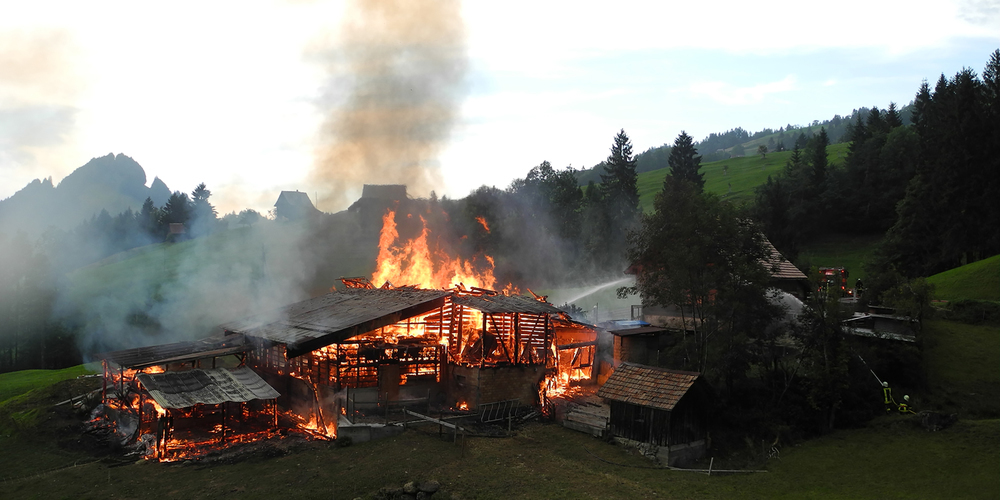 Eines der vielen Beispiele: Der Stall und die Remise im Ruostel in Vorderthal wurden 2019 vom Feuer verschlungen.
