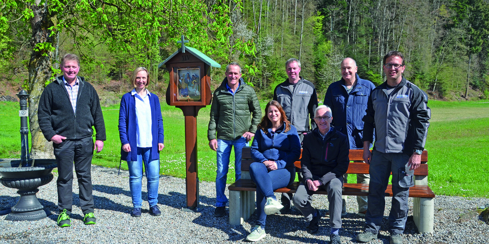 Bei der Linthbordkapelle: (v. l.) Linus Janser, Genossenrat; Renate Horisberger, Genossenrätin; Josef Huber, Genossenrat; Christoph Janser, Hauswart; Josef Schönbächler, Verwaltung; Gerry Iten, Hausabwart. Auf dem Bänkli: Sylvia Fontana, Restauratorin, und Toni Schnellmann, Architekt.