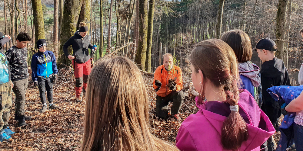 Die Schülerinnen und Schüler pflanzten eifrig und hochmotiviert 100 Bäume.