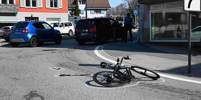 Der Velofahrer wurde bei der Kollision verletzt. 